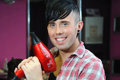 Chris em sua nova profiss�o e assumidamente gay.