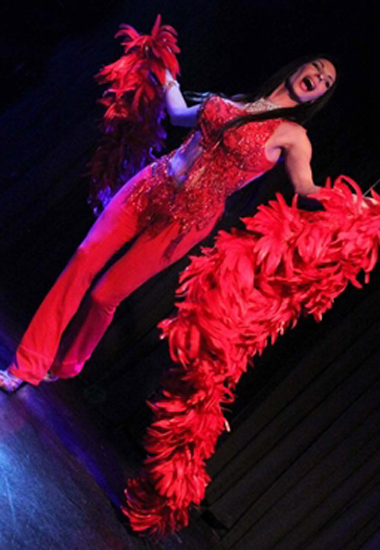 A travesti Mariana A, que durante o show deixa seios e bunda � mostra.