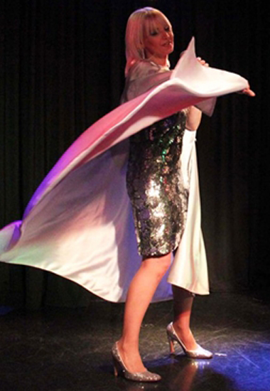 A pastora Mabel Gebel abre o culto evang�lico no Moulin Bleu.