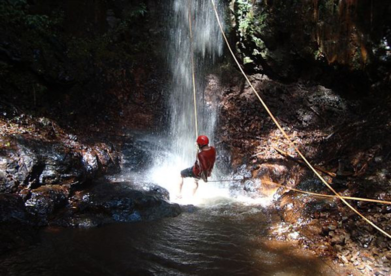 No Brotas Eco-Parque, voc pode limpar a alma com o Canionismo da Furna - descida de rapel nas cachoeiras So Sebastio (25m) e Jacar (30m) e tirolesa por cima das cachoeiras.