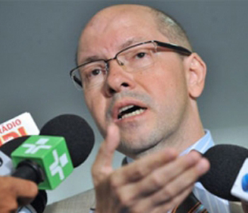 Dem�stenes pode iniciar vota��o em separado.