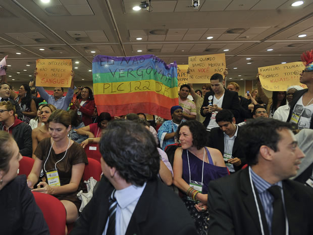 Militantes empunharam cartazes pedindo aprova��o de projeto de lei que criminaliza viol�ncia contra LGBTs.