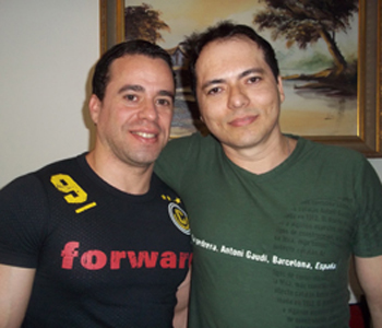 Fernando Alc�ntara de Figueiredo (esq.) e Laci Ara�jo, no apartamento onde moram, em Bras�lia.