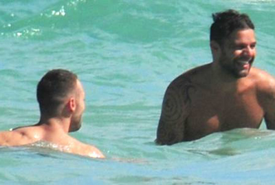 Cantor Ricky Martin e seu namorado, Carlos Gonzlez, em Miami (2/8/11).