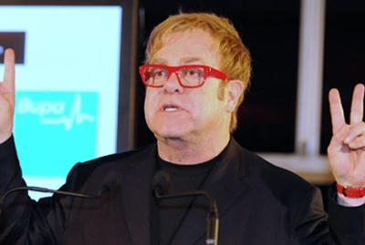 Elton John faz sinal de 'paz e amor' no Dia Mundial de Luta Contra a Aids, em Sydney (1/12/11).