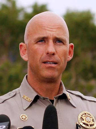 O xerife Paul Babeu, que aspirava ocupar um posto no Congresso dos Estados Unidos, renuncia e diz que os ataques visam acabar com sua carreira pol�tica.