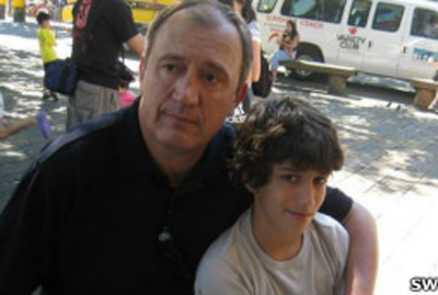 Roger Crouch aparece nesta foto de fam�lia, com o filho Dominic.