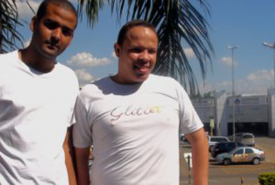 Felipe Bicudo e Bruno Campos acusam o shopping de atitudes homofbicas.