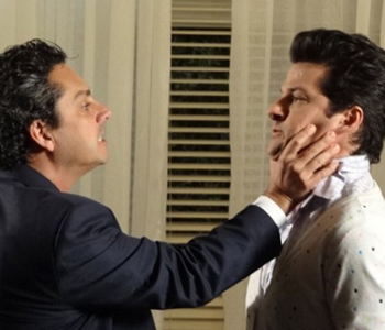 Da fic��o para a realidade: em Fina Estampa (Globo), Baltazar agride Cr�, mas demonstra que tem sentimento pelo mordomo gay.