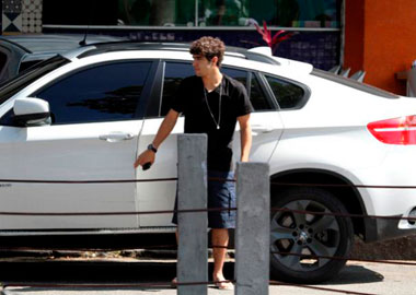 Caio Castro e seu possante.