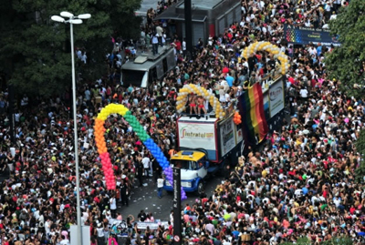 A Parada Gay reune milhares de pessoas, anualmente, em SP.