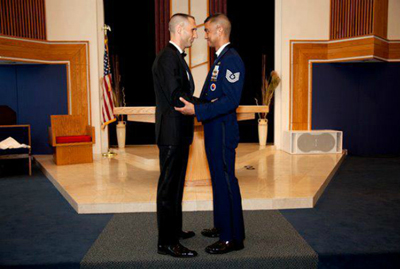 Os militares Will Behrens e Erwynn Umali tiveram sua foto viralizada no Facebook ap�s casamento.