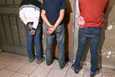 Trio amea�a travestis e se d� mal.