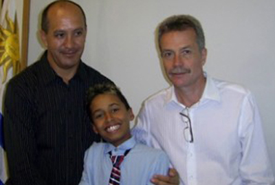 Toni Reis (esq), seu parceiro Harrad e o filho adotivo.