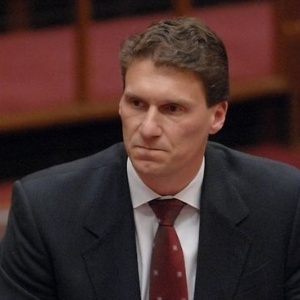 Senador Cory Bernardi renunciou a cargo parlamentar ap�s afirma��o pol�mica sobre casamento gay.