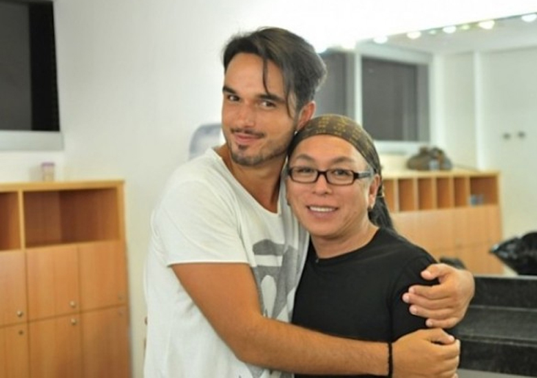 L�o Rosa (que ser� um gay bem resolvido) abra�a Celso Kamura, que cortou o cabelo do artista.