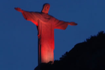 O Cristo Redentor, no Rio de Janeiro, ganhou iluminao vermelha neste sbado, em homenagem ao Dia Mundial de Luta contra a AIDS.
