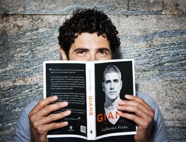 O ator Reynaldo Gianecchini publicou foto em seu perfil no Twitter mostrando a biografia 