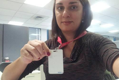 A transexual Roberta Nunes recebeu o seu crach� de identifica��o na empresa Claro, onde trabalhava, em branco, por n�o poder usar o 