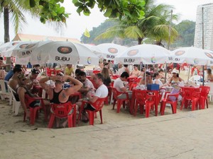 Quiosque na praia do Itarar tem movimento intenso no vero (Foto: Anna Gabriela Ribeiro)