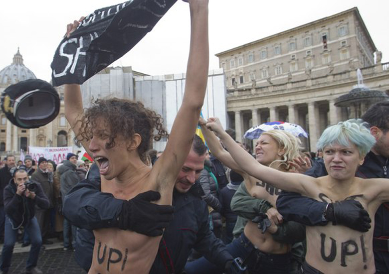Polcia italiana impede grupo de quatro mulheres de protestar contra oposio do Vaticano ao casamento gay.