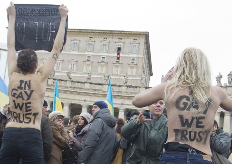Membros de um grupo de quatro mulheres fazem topless para protestar contra oposio do Vaticano ao casamento gay. Nas costas se l: 'No Gay Ns Confiamos'