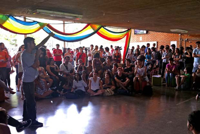 Estudantes da UnB reunidos na sexta-feira passada (22) para discutir medidas contra a homofobia, lesbofobia e transfobia.