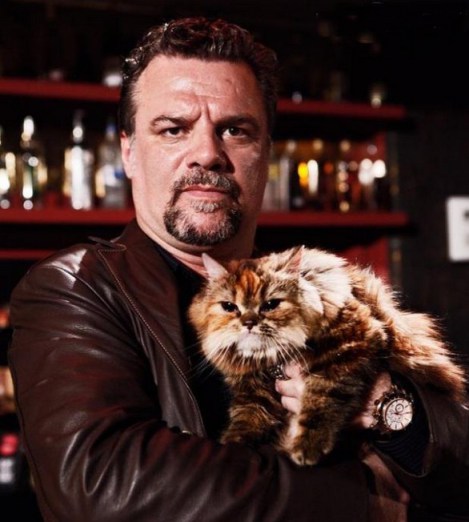 Russo e seu gatinho Yuri