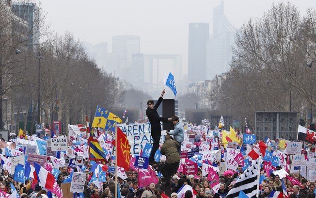 Manifestantes contra aprovao do casamento gay protestam em Paris, na Frana
