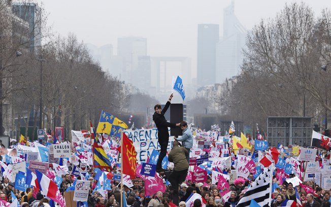Manifestantes contra aprova��o do casamento gay protestam em Paris, na Fran�a