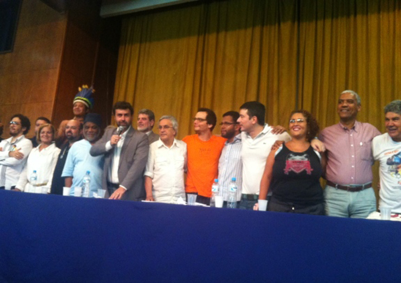 Deputado Marcelo Freixo (Psol-RJ) com o microfone e ao lado de artistas, parlamentares e movimentos sociais: substitui��o por outro intolerante n�o modifica CDH