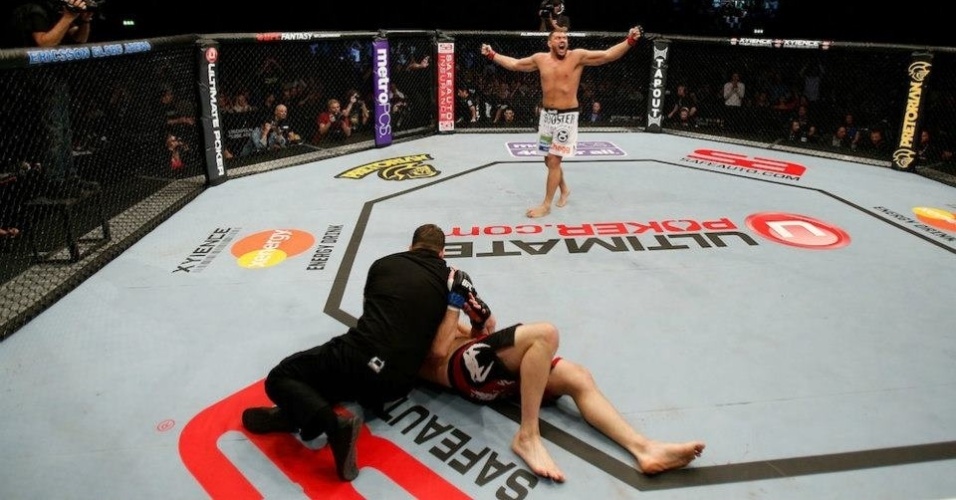 Matt Mitrione vibra com seu nocaute rel�mpago, em 19 segundos, voltando a vencer ap�s dois reveses no Ultimate