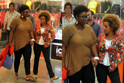 Ellen Ol�ria (esq) e sua namorada durante passeio em shopping