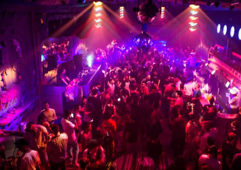 A ferve��o � muita, mas nem por isso os gays que v�o pra balada d�o trabalho aos seguran�as.