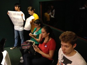Manifestantes se posicionam contra projeto da cura gay na sess�o da Comiss�o de Direitos Humanos que aprovou a proposta.