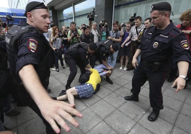 Pol�cia tenta evitar confronto entre membro da comunidade LGBT russa e manifestante homof�bico em Moscou