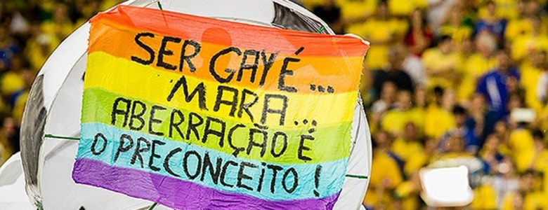 30.jun.2013 - Manifestante protesta durante jogo entre Brasil e Espanha, no Maracan�, e exibe faixa com a inscri��o: 