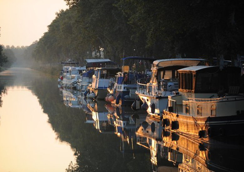 O condomínio fica próximo ao Canal do Midi (que liga o rio Garonne ao mar Mediterrâneo), construído no século 17 e tombado pelo patrimônio mundial da Unesco.