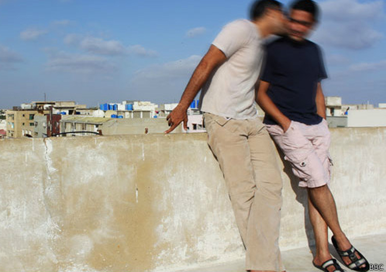 Num pa�s onde gays n�o podem se expor, internet e aplicativos para celular permitem encontrar parceiros.