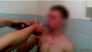 V�deos mostram atos extremos, como gays for�ados a beber urina com o objetivo de 
