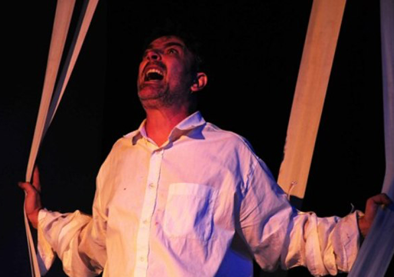 O ator Jones de Abreu como o artista pl�stico Andrei em cena da pe�a 