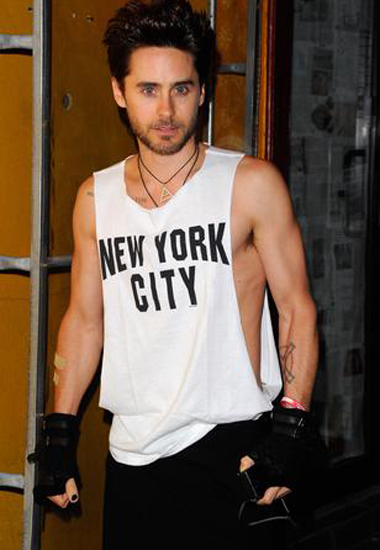 Jared Leto: A ex-namorada de Jared Leto, Corina Taylor, disse que o mo�o teria futuro mostrando seus dotes em filmes porn� - coisa que ele nunca quis fazer. Mesmo tendo trabalhado por tr�s anos nesta ind�stria, Corina disse que nunca viu nada t�o grande. 