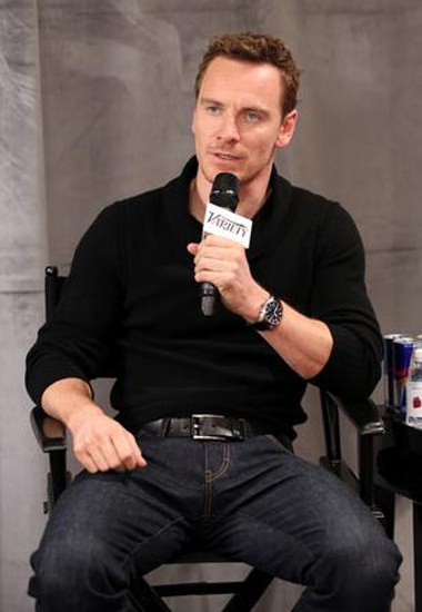 Michael Fassbender: George Clooney usou um discurso pouco comum ao apresentar os vencedores do Globo de Ouro de 2012, quando Michal Fassbender apareceu nu no filme Shame. Ele brincou dizendo que Michael poderia jogar golfe com as duas m�os para tr�s. E George n�o foi o �nico que exaltou os dotes do ator. Durante um evento no mesmo ano, a colega de trabalho Charlize Theron brincou: 