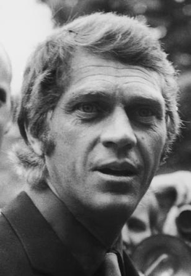 Steve McQueen: O p�nis do ator j� foi descrito por uma ex como duas latas de cerveja Coors soldadas. Sabendo-se que ele � av� do ator de Vampire Diaries, Steven R. McQueen, d� para se imaginar que este � um tra�o familiar.
