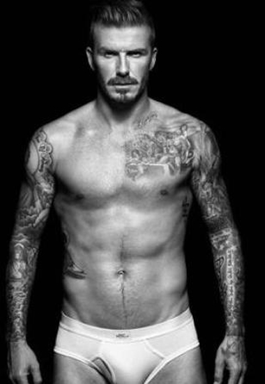 David Beckham: Se voc j viu David Beckham nos anncios de cueca da rede de lojas de departamentos H&M no deve ter dvida de que os elogios de Victoria Beckham sobre os atributos do marido so corretos. Ela falou sobre as fotos para o jornal The Sun. 