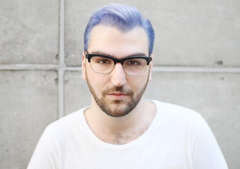 O tom platinado de azul dos cabelos iluminam o rosto de Andr�