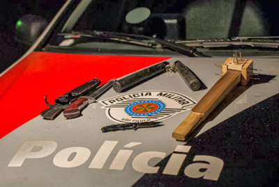 Armas apreendidas com suspeitos de agredir casal gay no centro de So Paulo