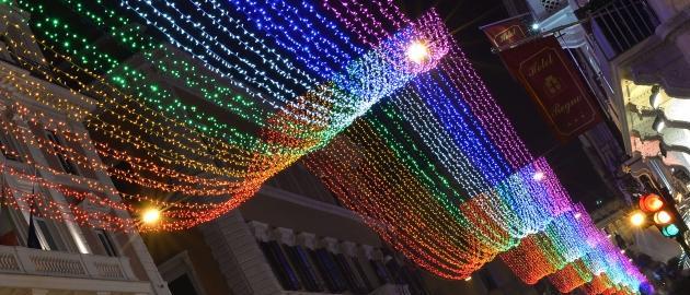 Luzes de Natal preenchem rua com as cores da bandeira gay