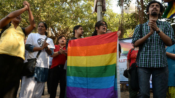 Indianos v�o �s ruas de Nova D�li protestar contra decis�o