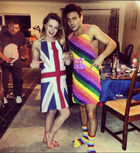 Tom Daley, com o avental nas cores do arco-�ris, ao lado de uma amiga.